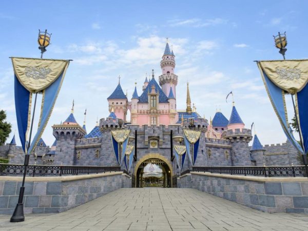 Disneyland: Tempat Impian Menjadi Nyata dengan Wahana dan Karakter Legendaris