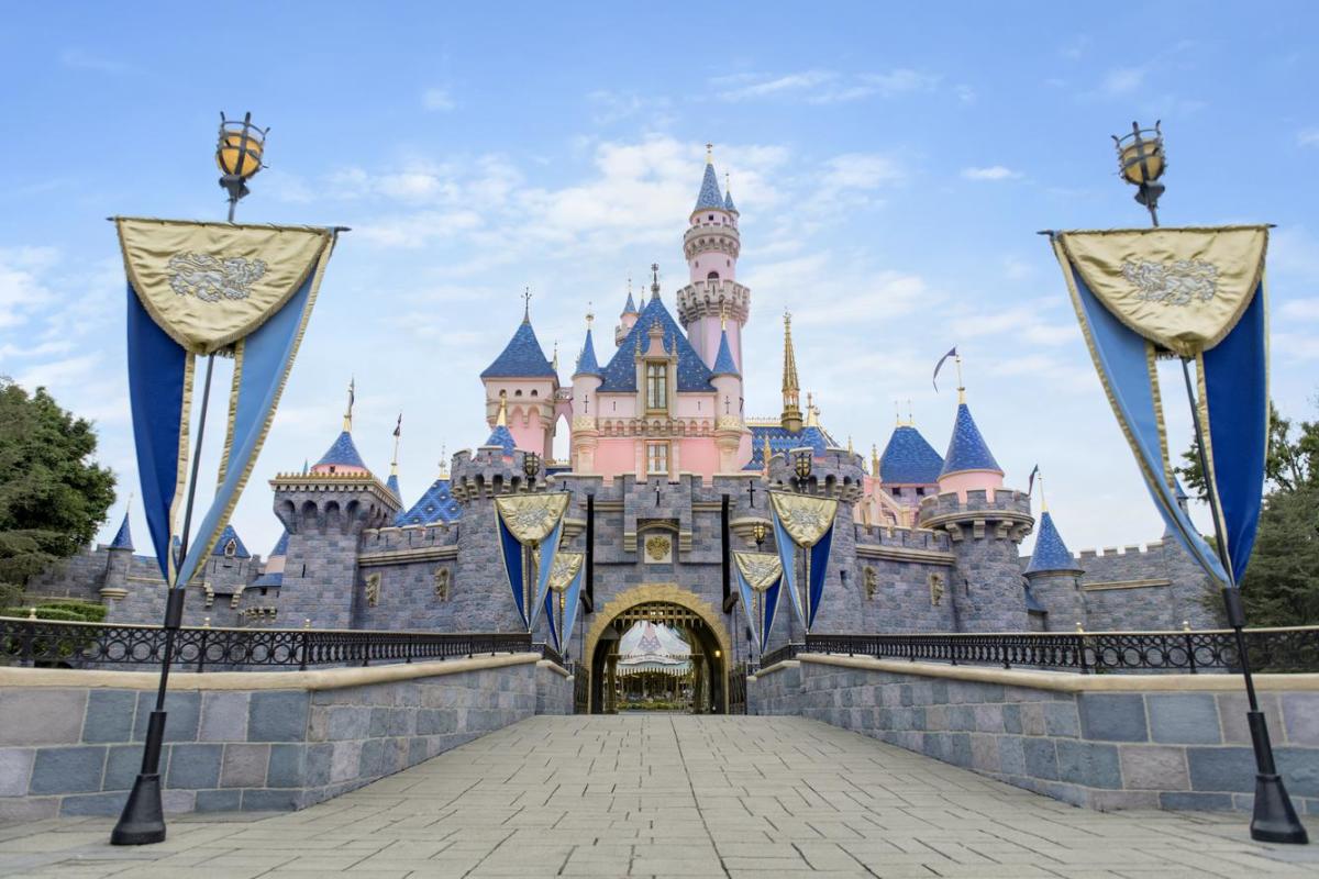 Disneyland: Tempat Impian Menjadi Nyata dengan Wahana dan Karakter Legendaris